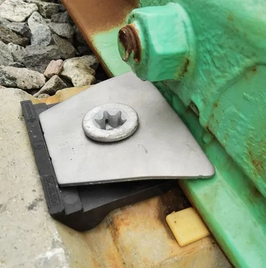 The flat FlatFix clamping plate with countersunk Torx bolt