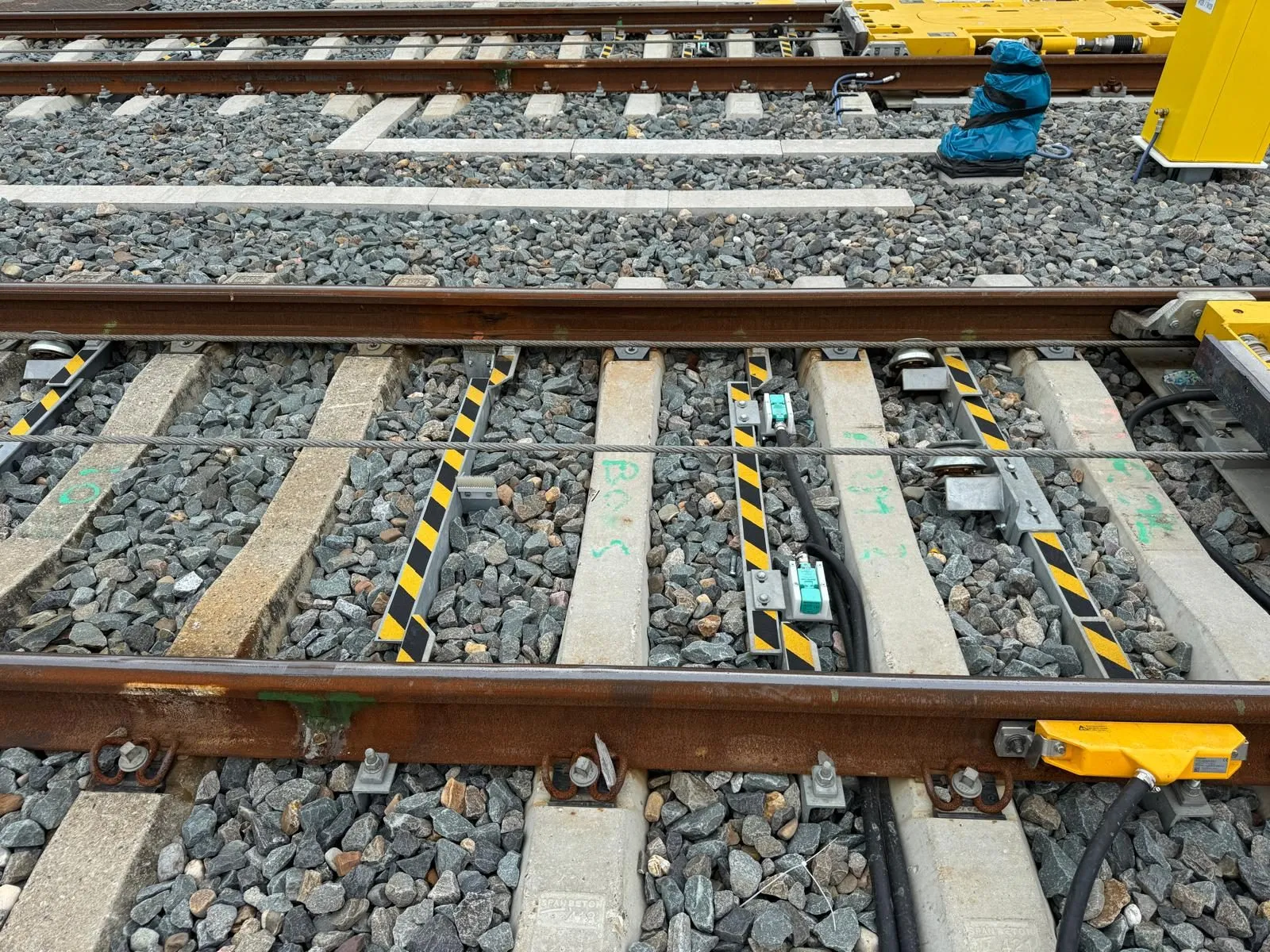 Flat FlatFix fastening on the rail foot, between conventional rail clips