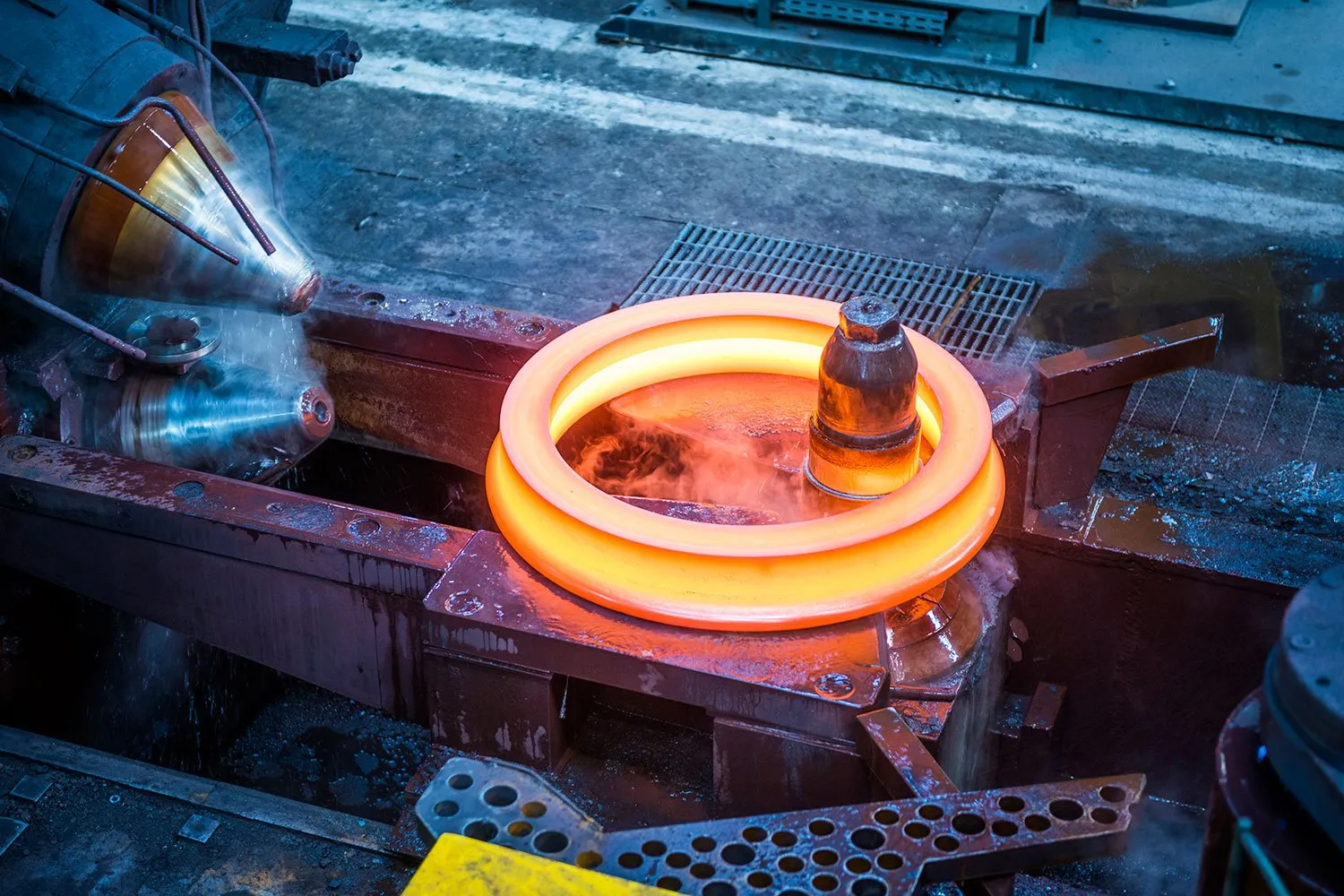 Rail wheel tyres